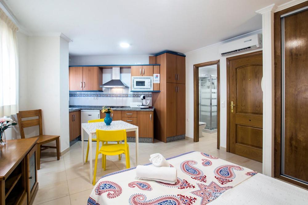 Apartamentos Amat - Only Adult - Playa El Bajondillo 토레몰리노스 외부 사진
